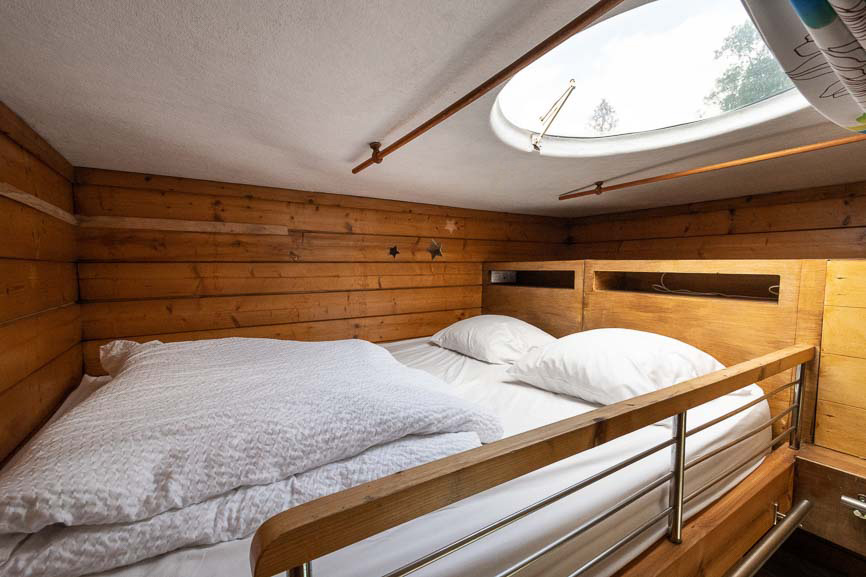 carre-etoile9 Chalet en bois cosy avec lit double et fenêtre ronde pour admirer les étoiles.