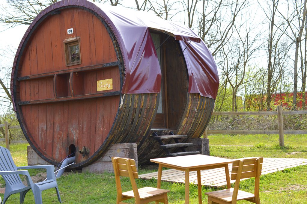 foudre2 Hébergement insolite en Auvergne : un baril en bois avec une terrasse en bois.