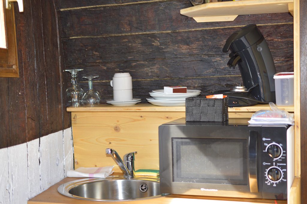 foudre4 Cottage en bois en Auvergne avec cuisine équipée et décor chaleureux.