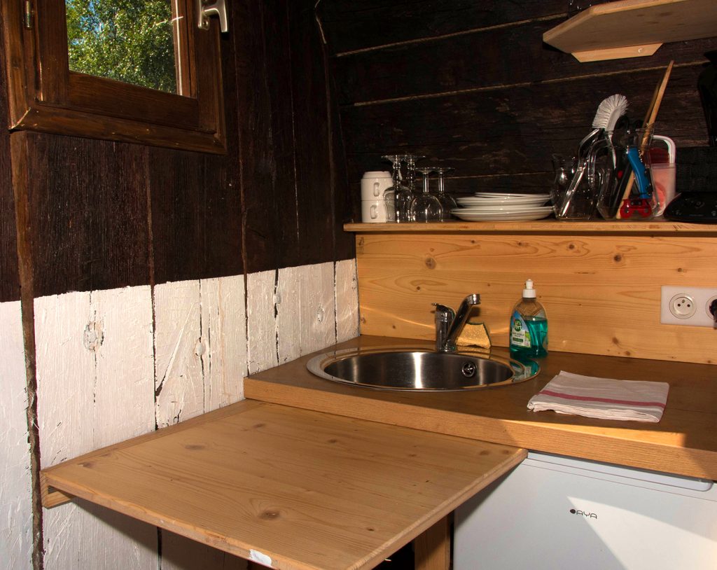 foudre6 Cuisine en bois dun hébergement insolite en Auvergne, ambiance chaleureuse et rustique.