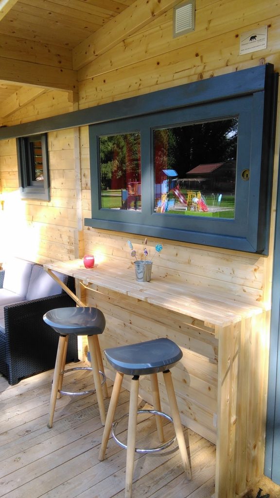 gretel5 Cabane en bois à Champagne-Ardennes avec bar et vue sur un espace vert.