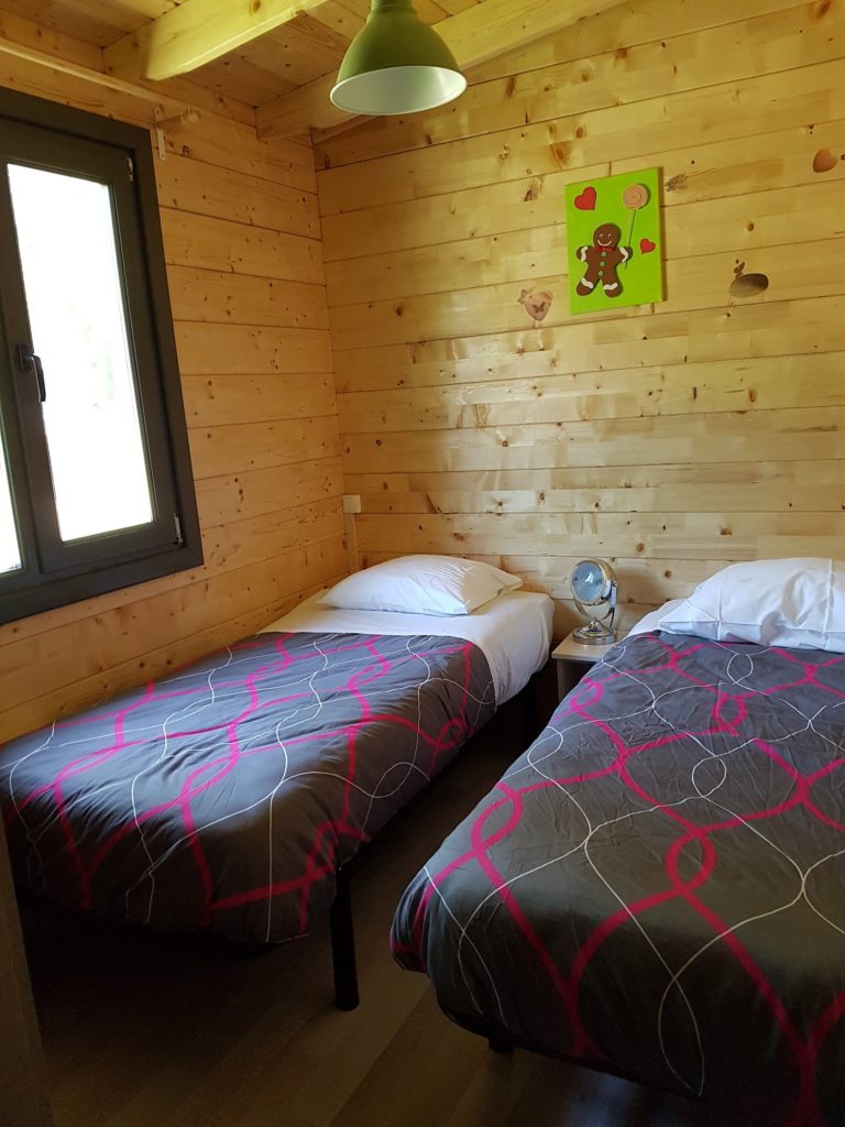 gretel9 Chalet en bois à Champagne-Ardennes, avec deux lits simples et une décoration chaleureuse.