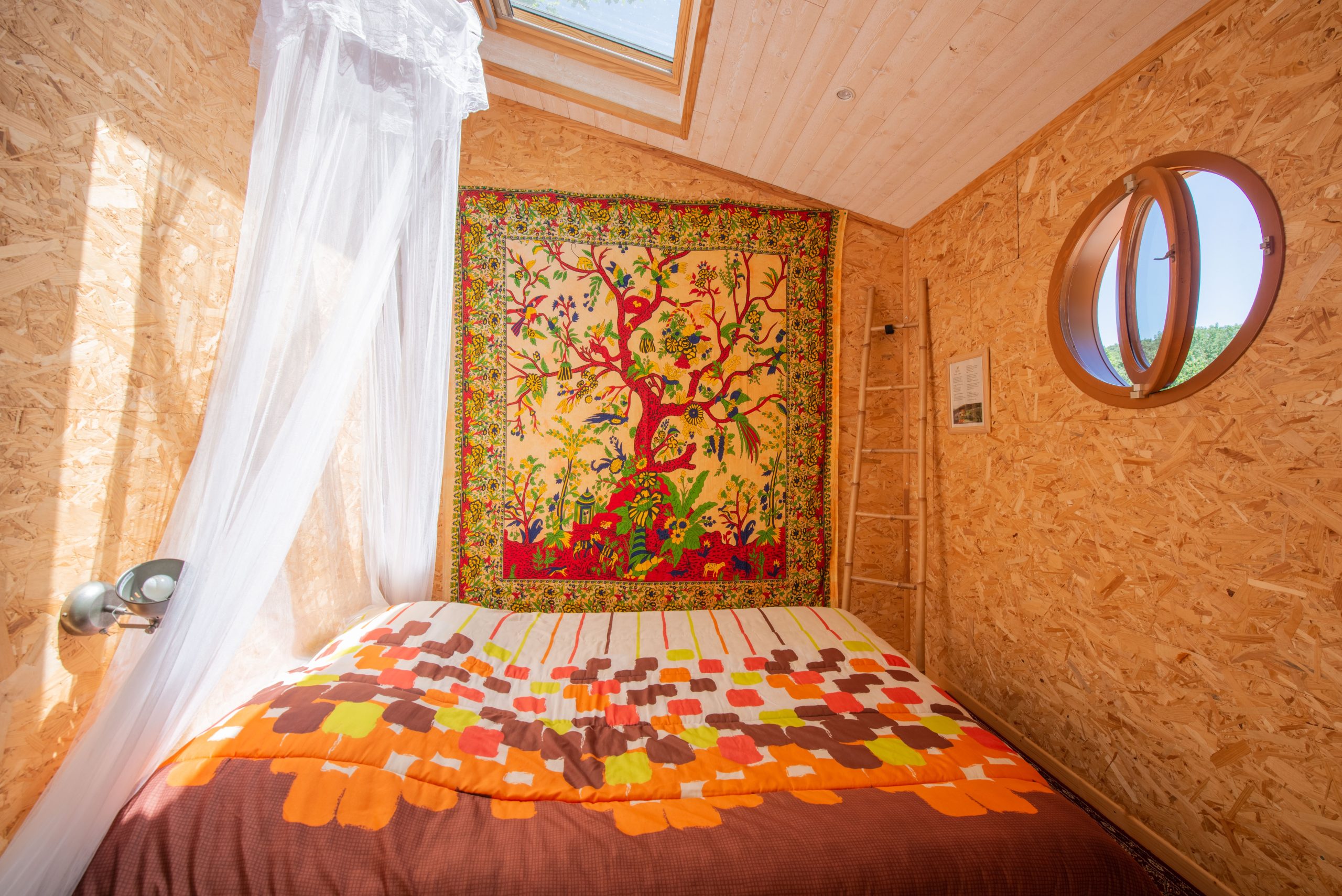 natura-lodge-13 - Copie Chalet en bois avec lit douillet et tapisserie colorée, lumineux et accueillant.