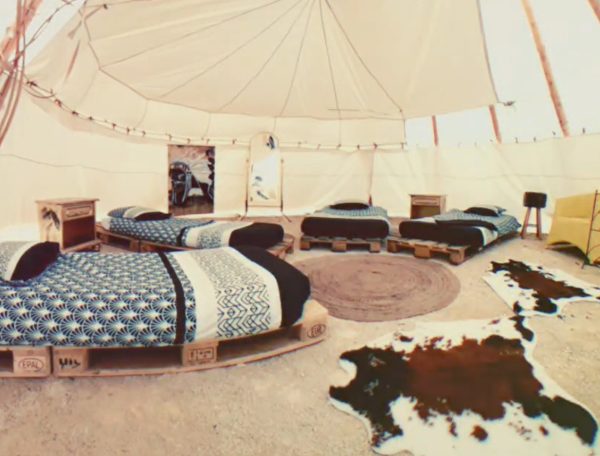 Tente tipi spacieuse avec lits confortables et décor chaleureux en Champagne-Ardenne.