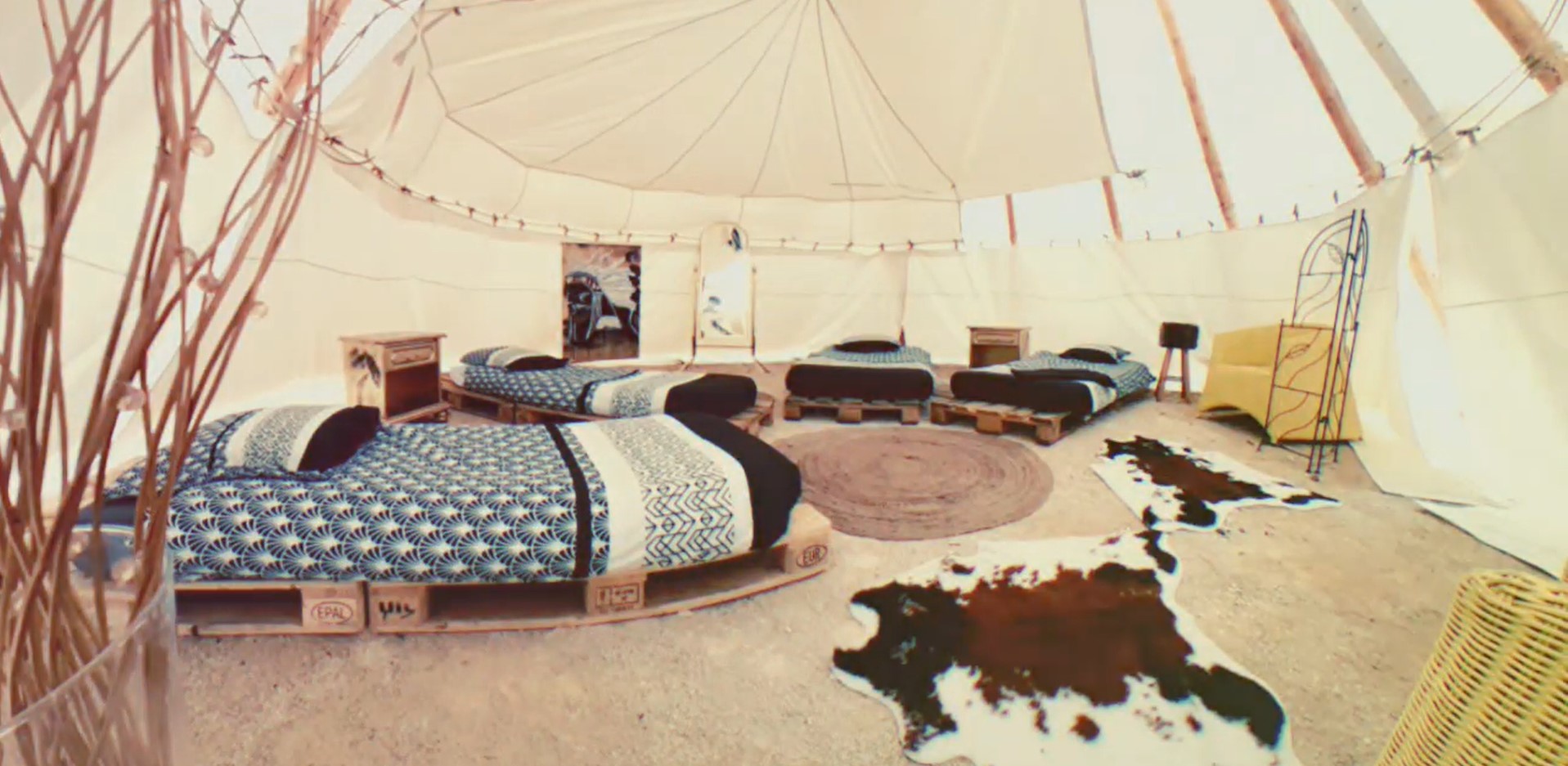 Tente tipi spacieuse avec lits confortables et décor chaleureux en Champagne-Ardenne.