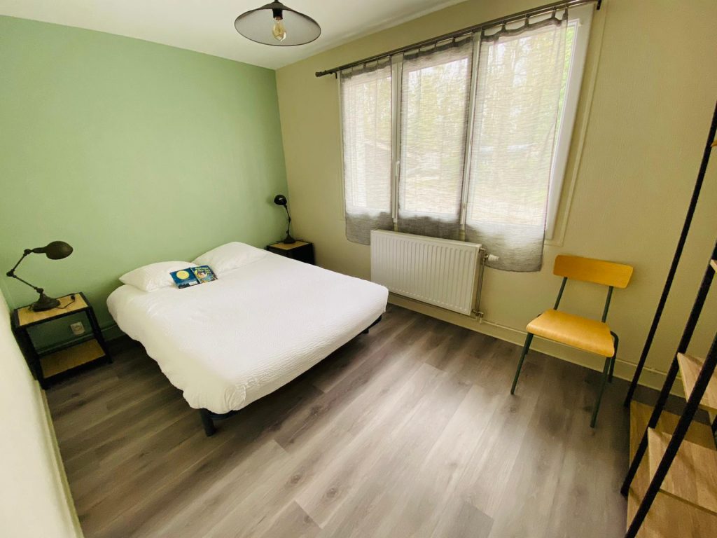 ratatouille7 Chambre cosy dans un hébergement insolite à Champagne-Ardennes, avec lumière naturelle.