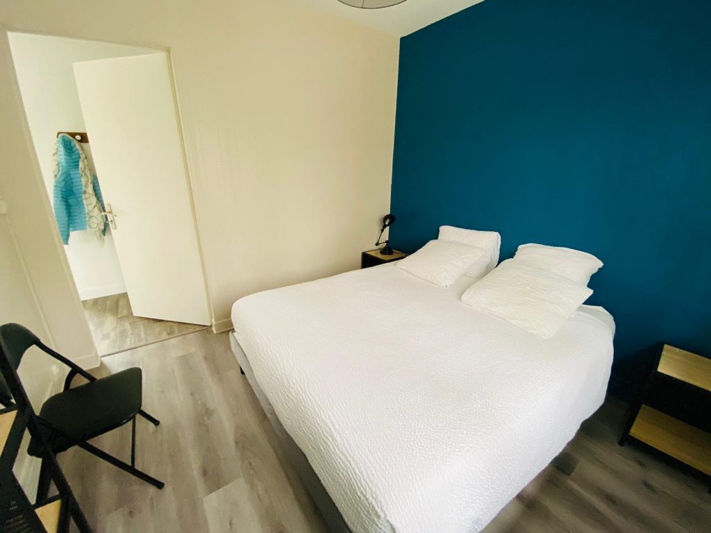 ratatouille8 Chambre dhôtes moderne à Champagne-Ardennes, avec mur bleu et lit confortable.