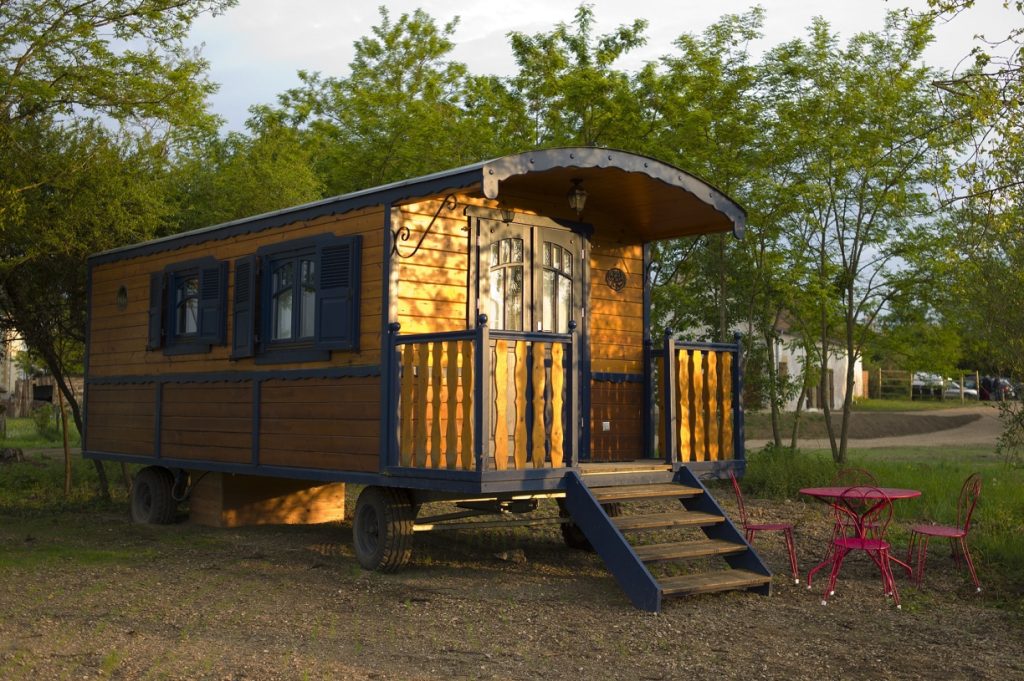 rg1 Charmante roulotte en bois avec terrasse, entourée de verdure en Auvergne.