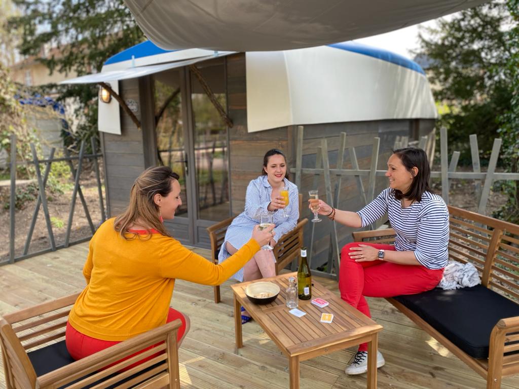 robinsonboheme5 Hébergement insolite en Champagne-Ardenne : un yourte moderne avec terrasse en bois.