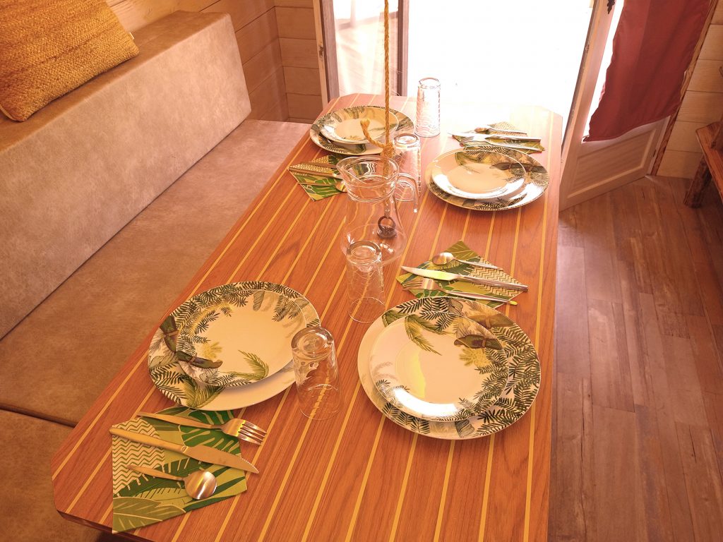 robinsonboheme6 Table élégamment dressée dans un hébergement insolite en Champagne-Ardenne.