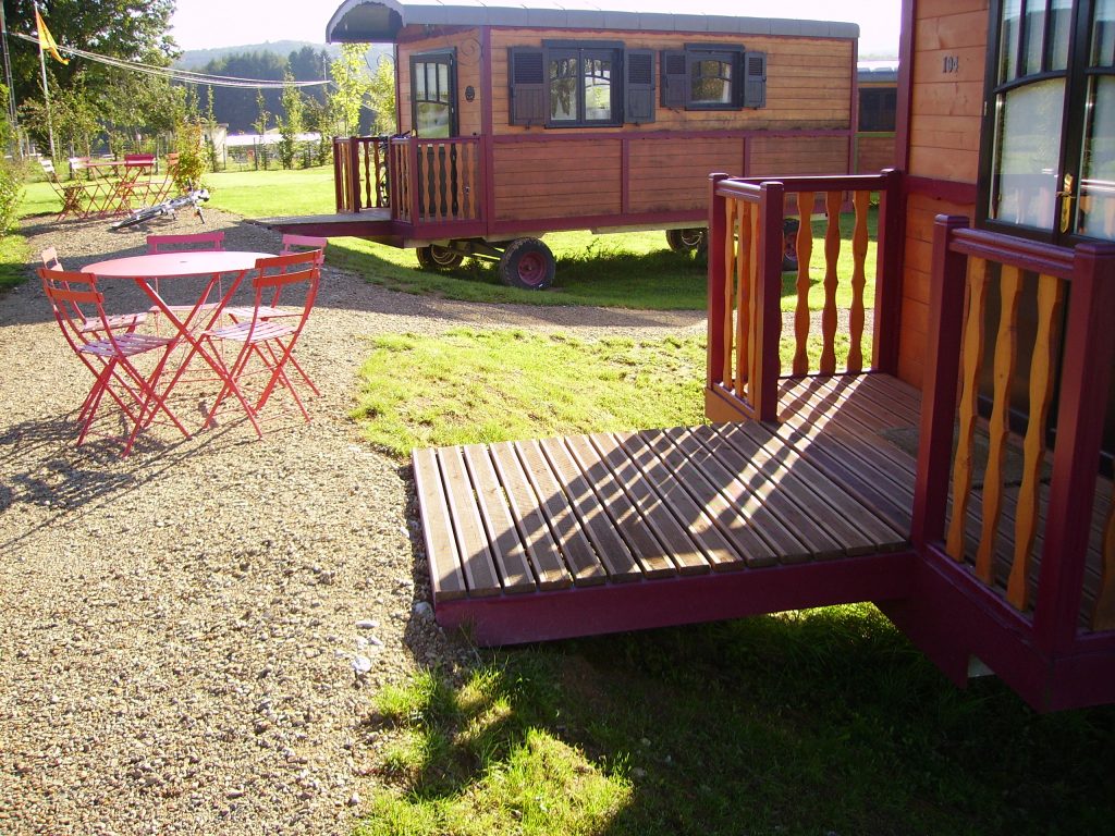 roulottebobo1 Charmante roulotte en Champagne-Ardenne, avec terrasse en bois et mobilier coloré.