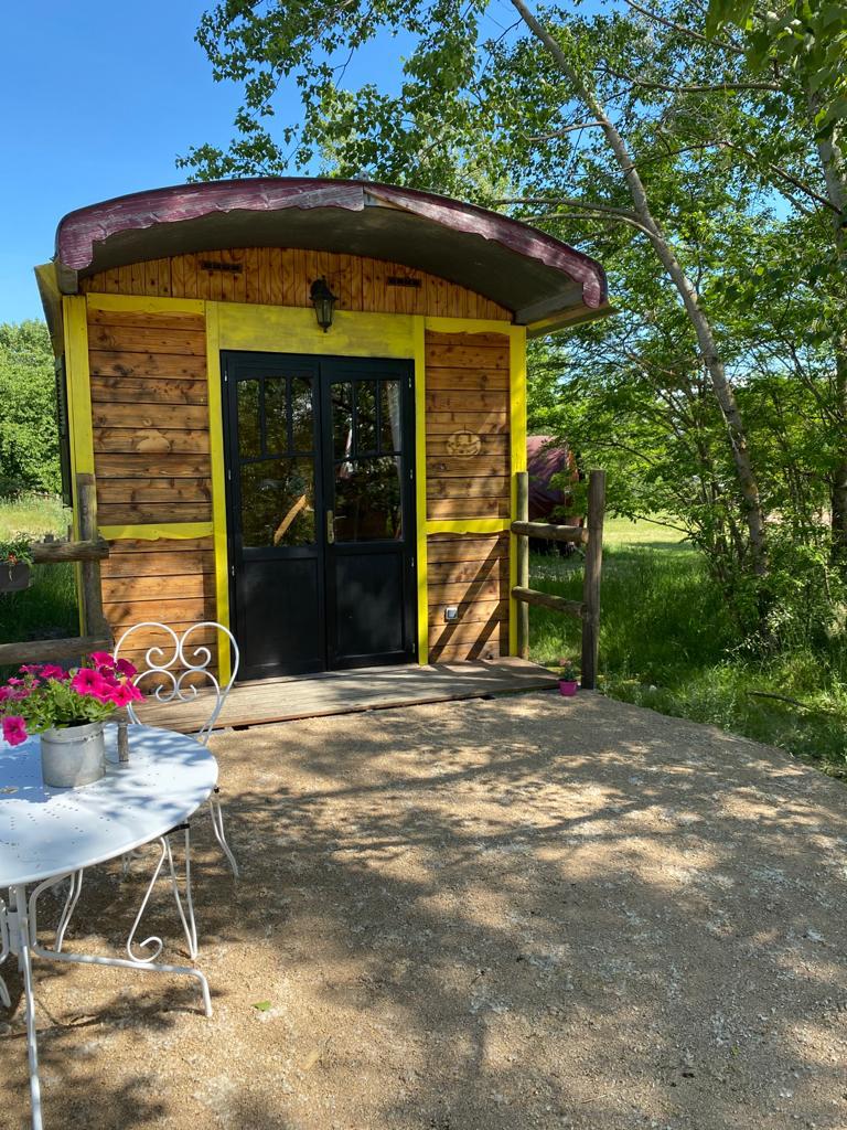 roulotteboheme2 Charmante roulotte en bois avec une terrasse fleurie, située en pleine nature en Auvergne.