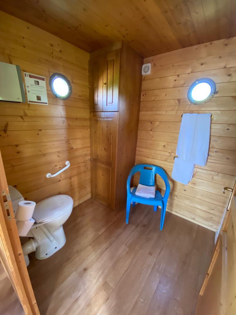 roulotteboheme8 Toilettes en bois dans un hébergement insolite en Auvergne, ambiance chaleureuse.