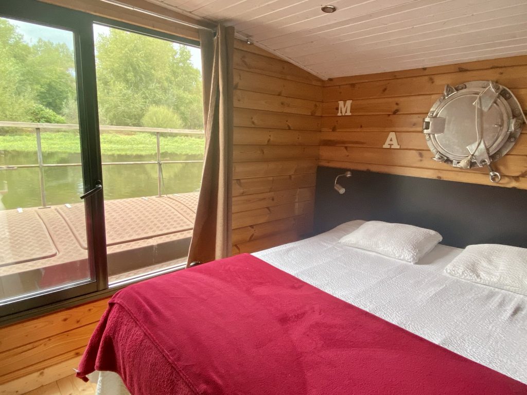 touespa6 Chalet flottant en Auvergne, avec vue sur la rivière et intérieur en bois chaleureux.