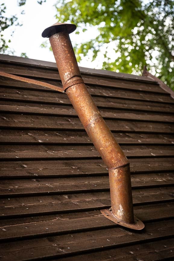 troll10 Hébergement insolite en Champagne-Ardenne avec cheminée en métal rouillé sur le toit.
