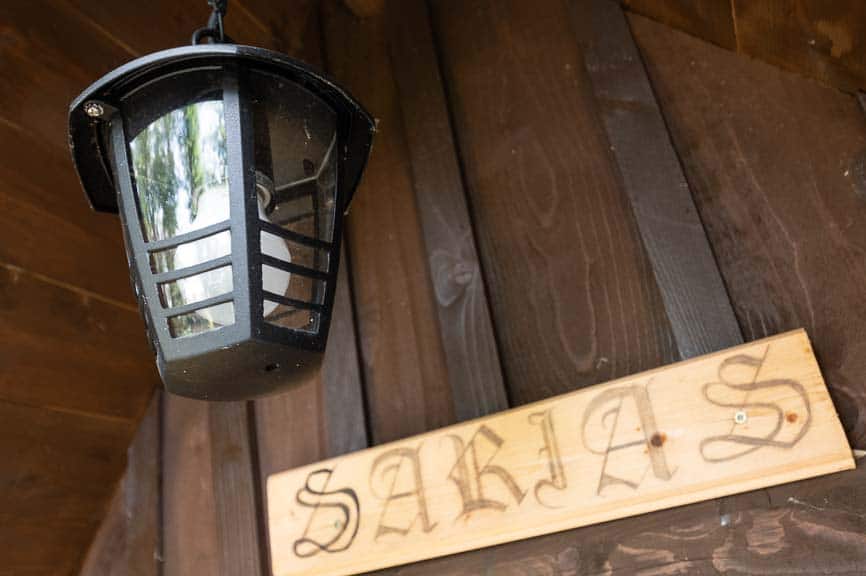 troll3 Hébergement insolite à Champagne-Ardennes avec une lampe vintage suspendue.