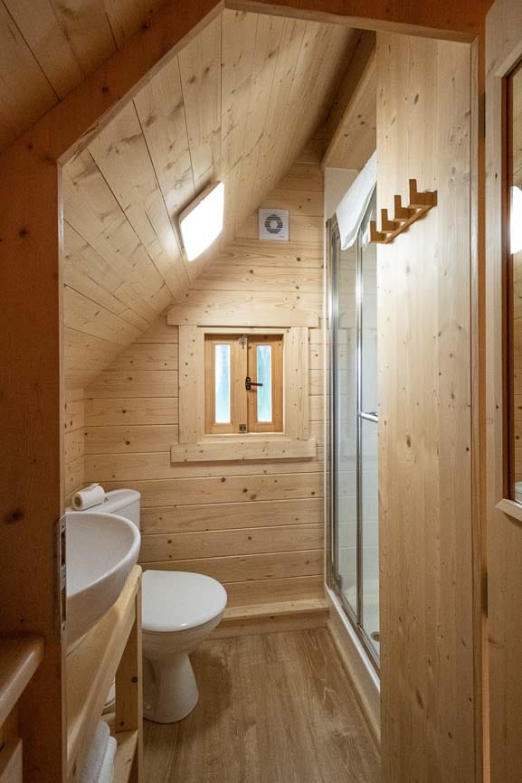 troll4 Salle de bain en bois dans un hébergement insolite à Champagne-Ardennes. Ambiance chaleureuse.