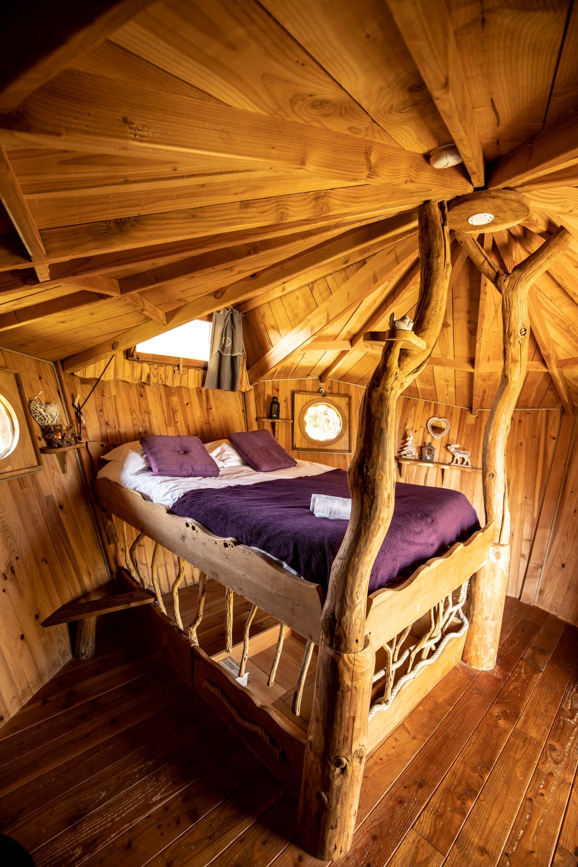 Le Pertuis du Rofo La Vilaine (4) Chalet en bois en Bretagne avec un lit en rondins et un intérieur chaleureux.