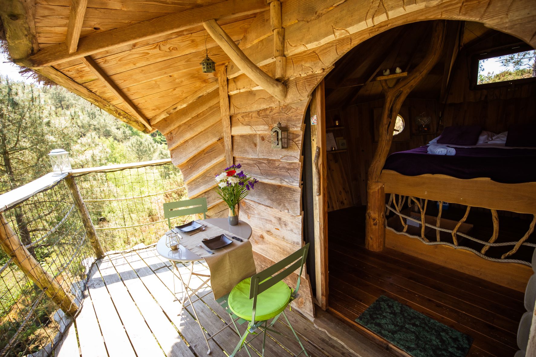 Le Pertuis du Rofo la Vilaine (2) Cabane perchée en Bretagne avec terrasse en bois et vue sur la nature environnante.