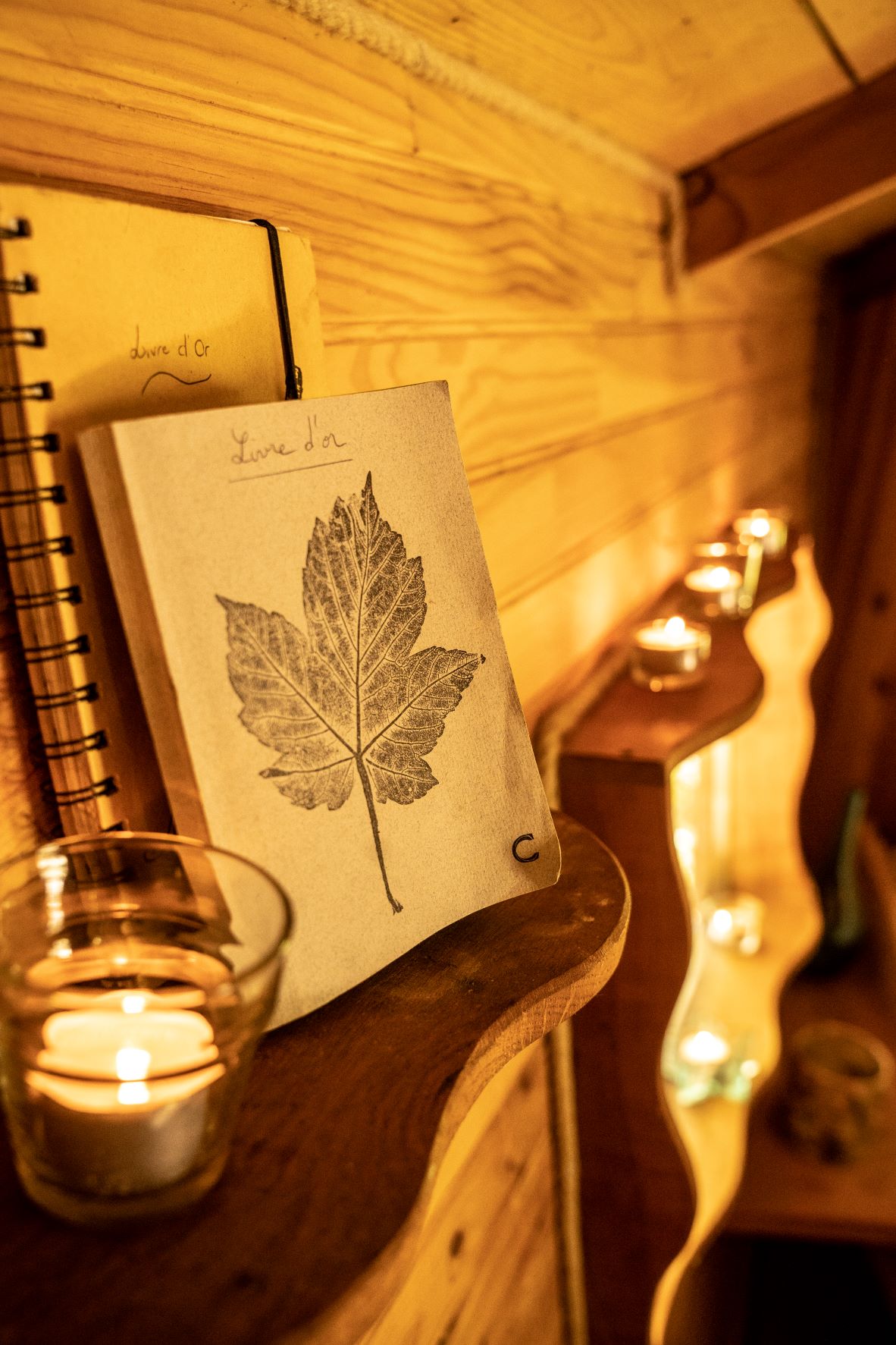 Le Pertuis du Rofo le Foleux (5) Hébergement insolite en Bretagne : intérieur chaleureux avec bougies et carnet décoré.