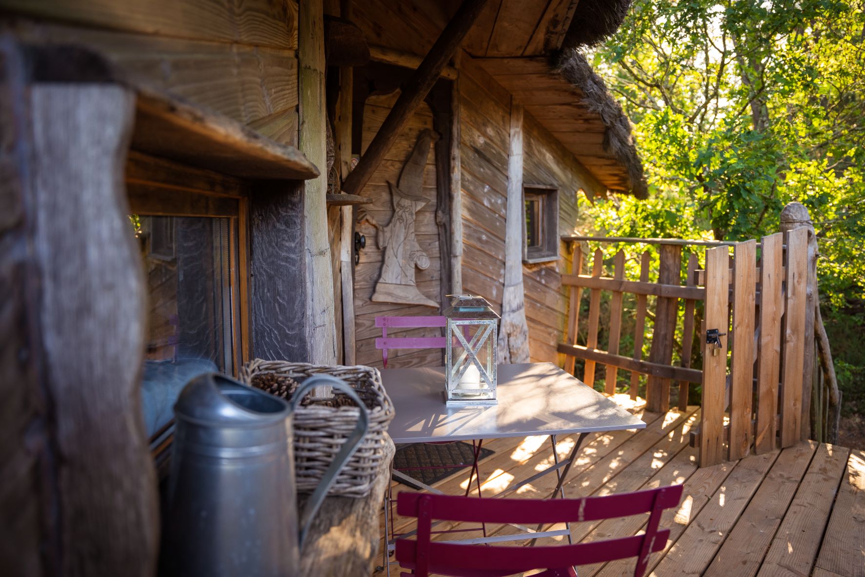 Le Pertuis du Rofo le Rofo (3) Cabane en bois en Bretagne avec une terrasse ensoleillée et des chaises colorées.