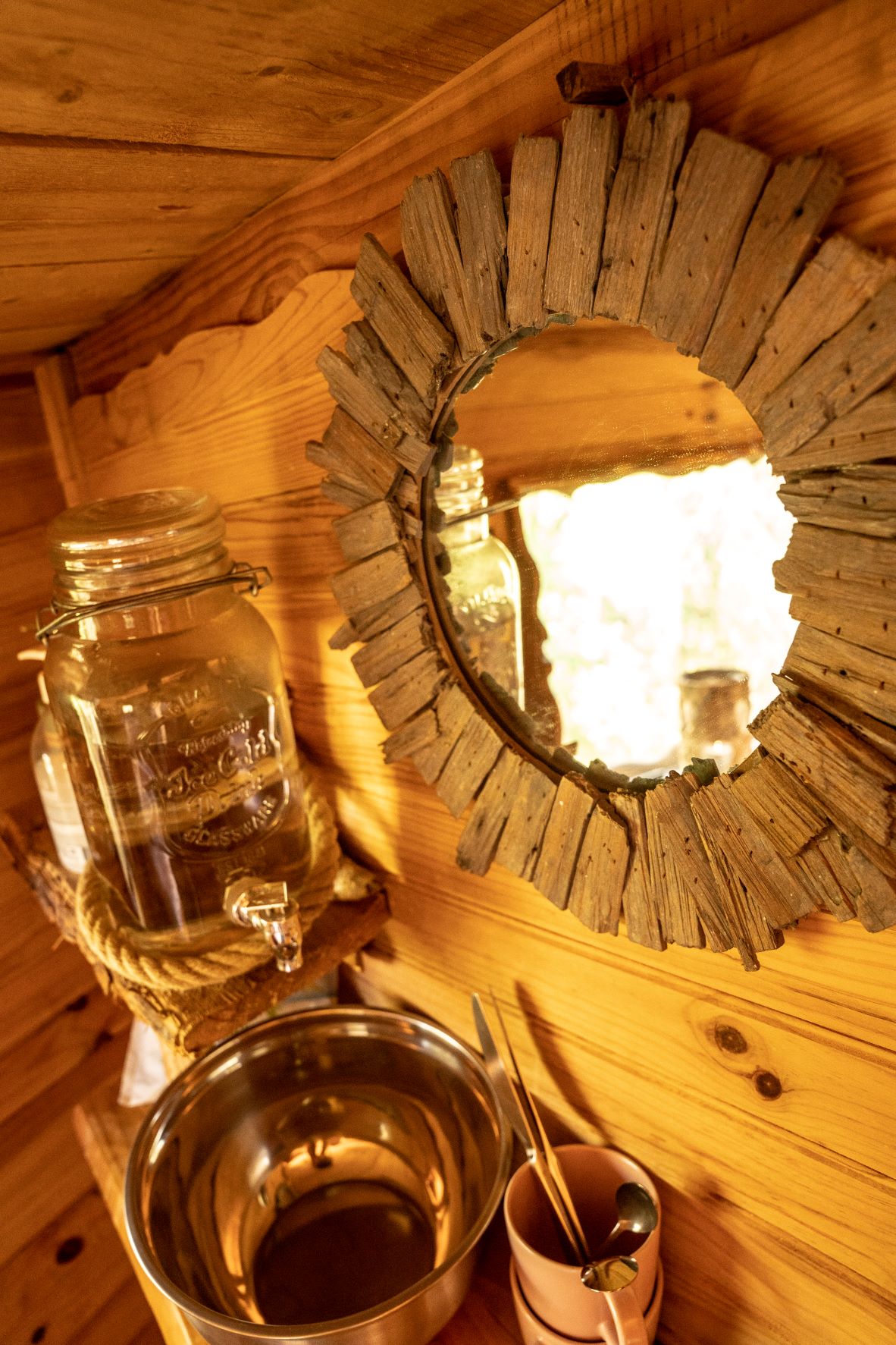 Le Pertuis du Rofo le Rofo (6) Cabane en bois en Bretagne avec miroir rustique et jarre en verre.