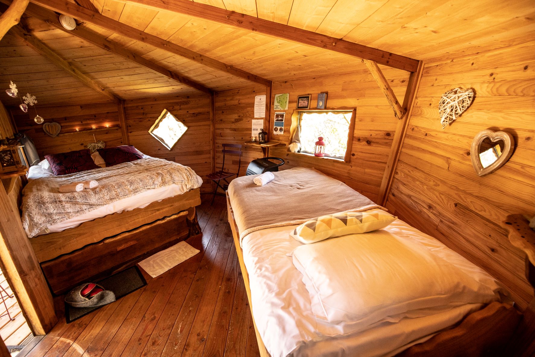 Le Pertuis du Rofo le Rofo (7) Chalet en bois chaleureux en Bretagne, avec lits douillets et fenêtres en forme de losange.