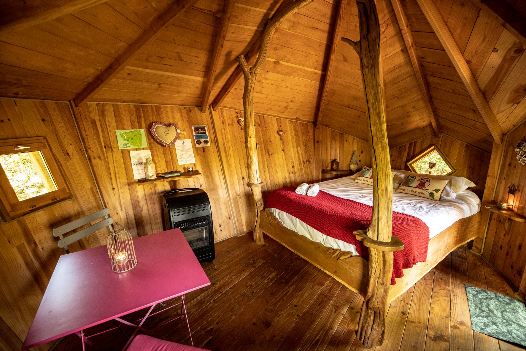 Le Pertuis du Rofo les Chouettes (5) Cabane en bois en Bretagne, intérieur chaleureux avec lit douillet et table rose.