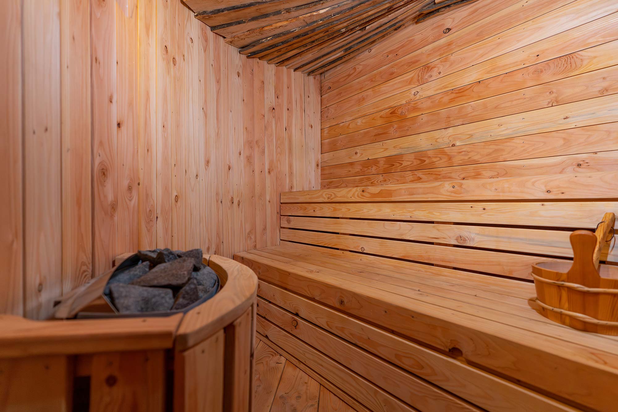 espace-sauna-2000-1 Sauna en bois chaleureux, idéal pour se détendre dans un hébergement insolite en