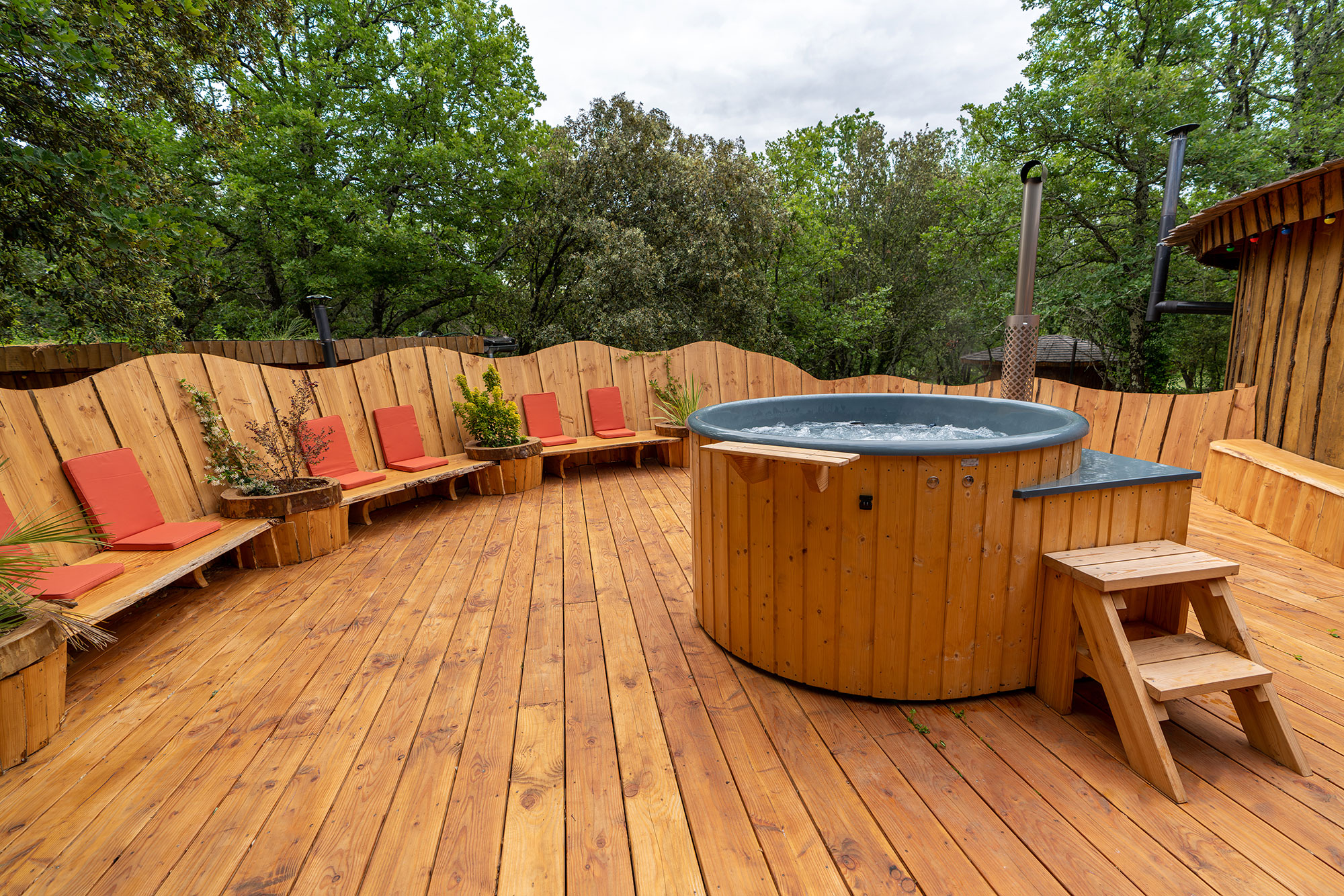 espace-spa-bain-nordique-2000-1 Hébergement insolite en Languedoc-Roussillon avec jacuzzi en bois et chaises confortables.