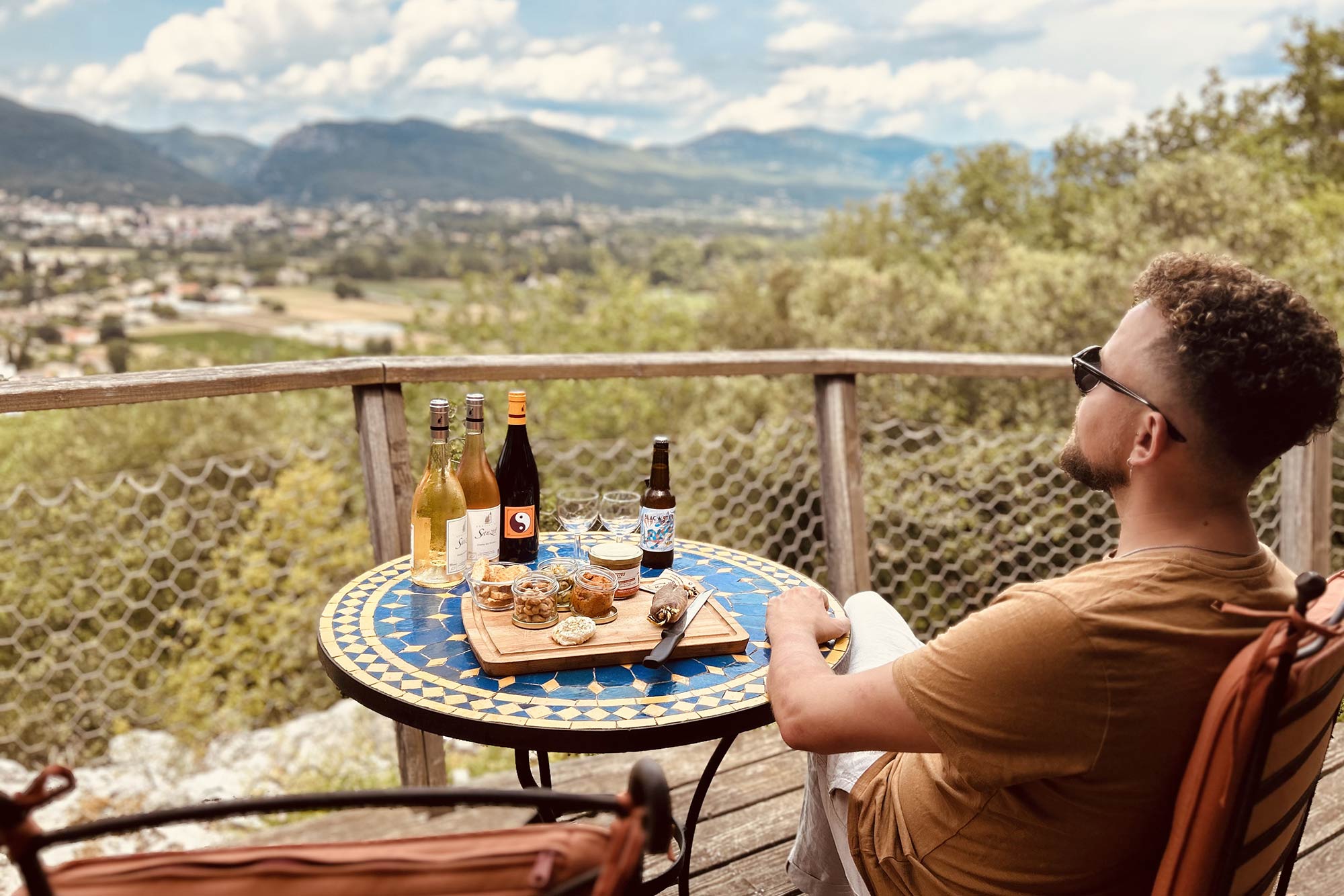 souleyourt-planche-apero1 Hébergement insolite en Languedoc-Roussillon avec vue panoramique et plateau de dégustation.