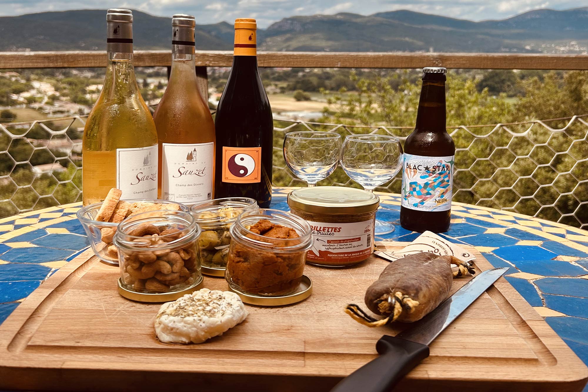 souleyourt-planche-apero2 Hébergement insolite en Languedoc-Roussillon avec vue, planche de dégustation gourmande.