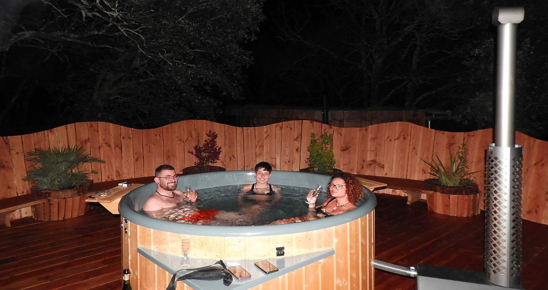 spa-bain-nordique-nocturne-1910 Hébergement insolite en Languedoc-Roussillon avec jacuzzi en bois sous les étoiles.