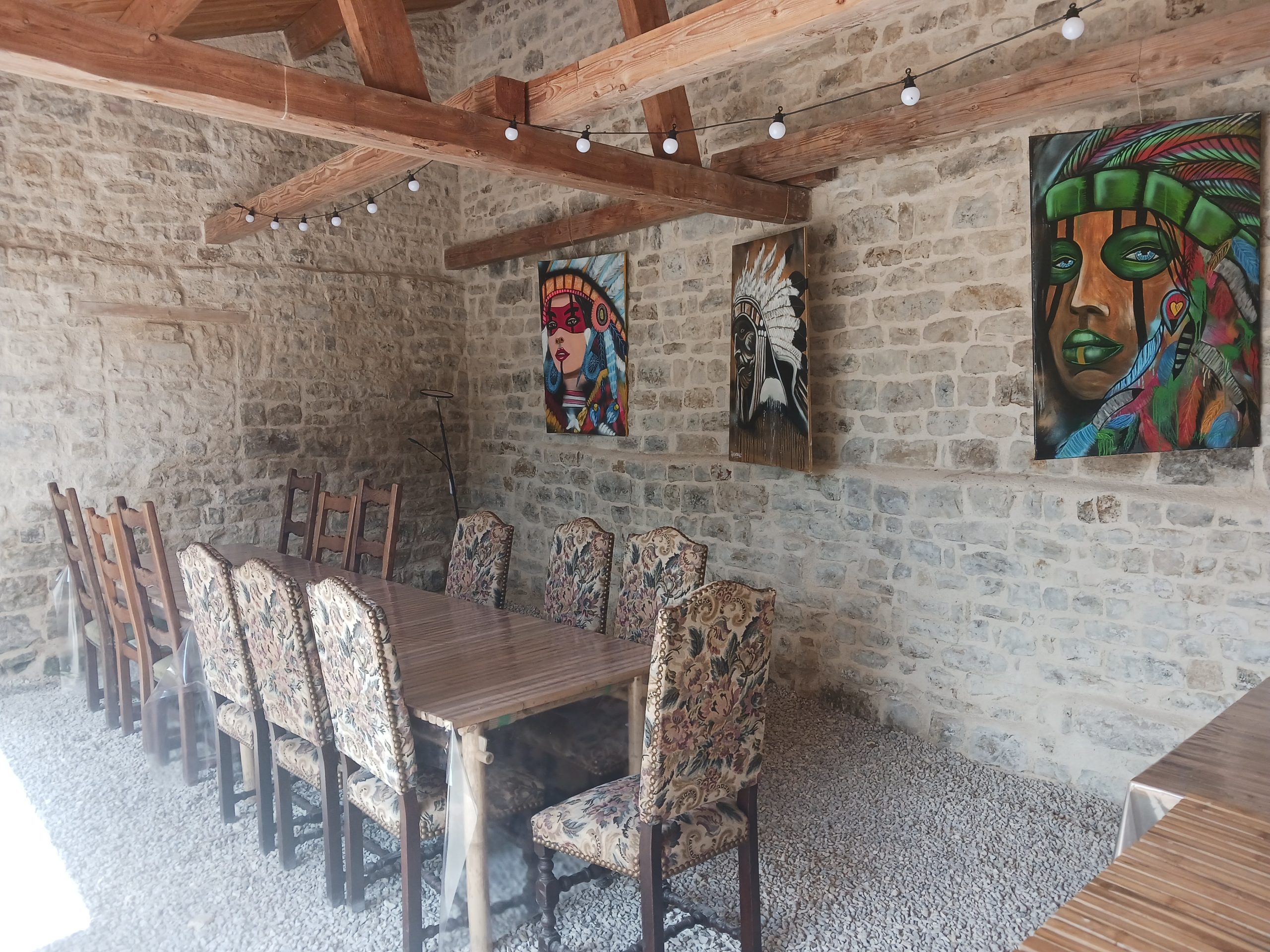 Hébergement insolite en Champagne-Ardenne, salle à manger avec murs en pierre et œuvres dart