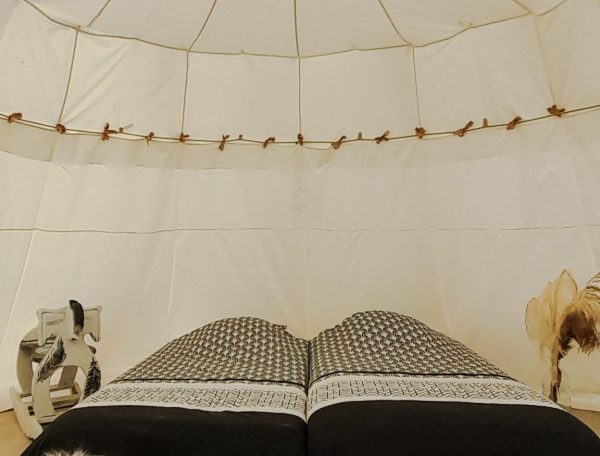 Tente glamping à Champagne-Ardenne, avec lit douillet et décor cosy.