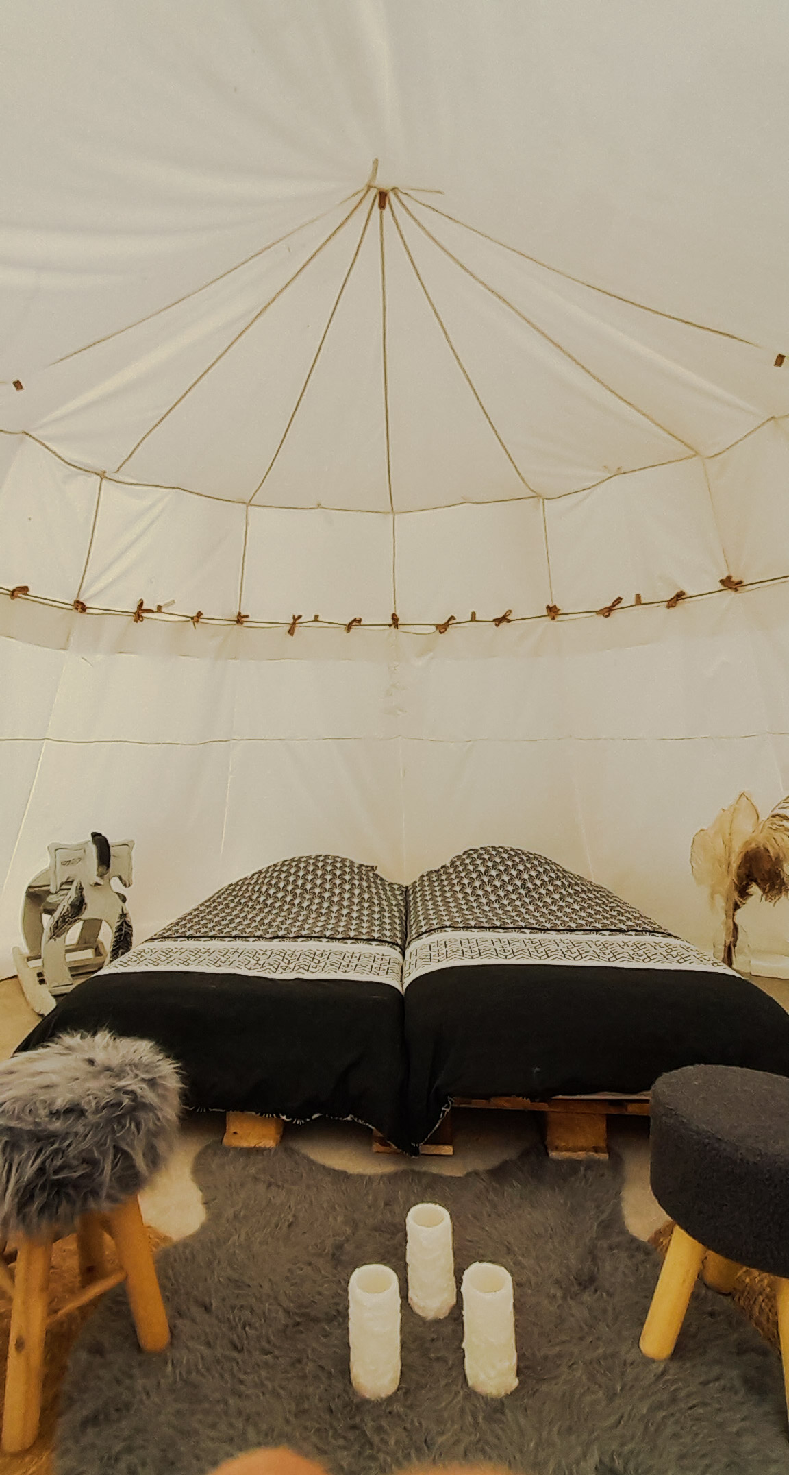 Tente glamping à Champagne-Ardenne, avec lit douillet et décor cosy.