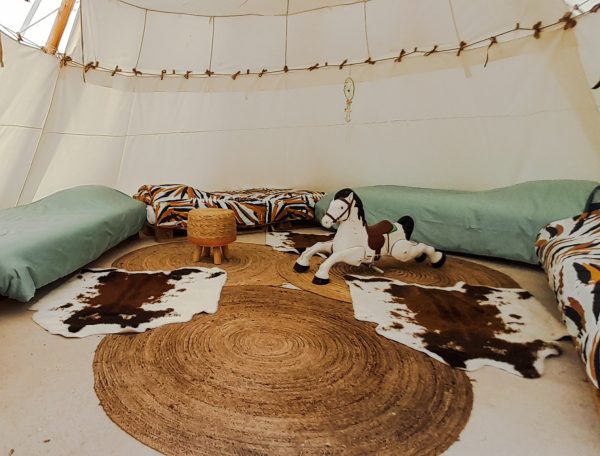 Tipi cosy à Champagne-Ardenne, avec lits colorés et décoration bohème.