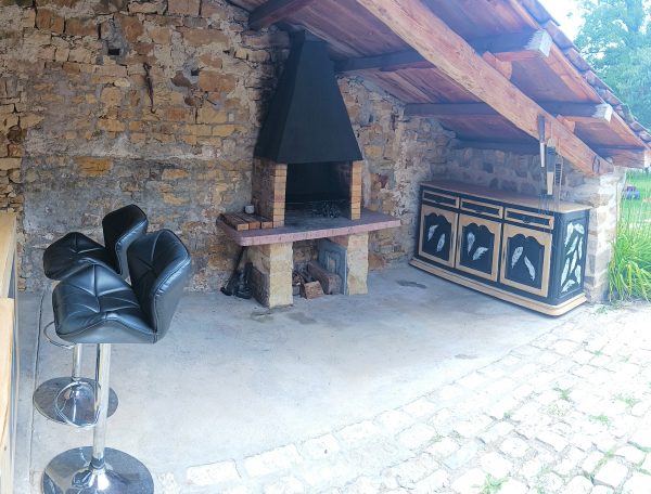 Hébergement insolite en Champagne-Ardenne avec un coin barbecue en pierre et bar.