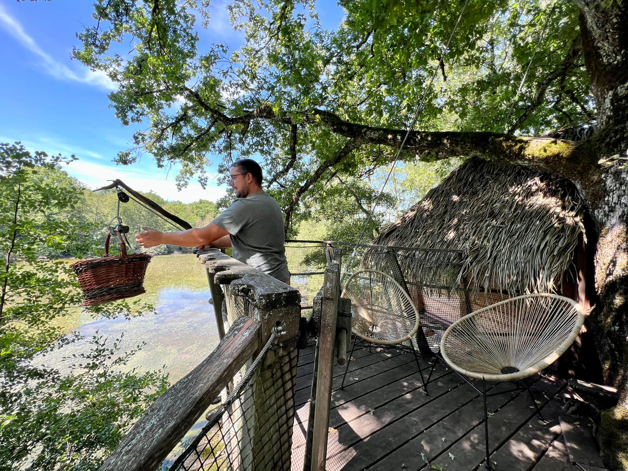 panier pdj - Lune Cabane perchée en Auvergne-Rhône-Alpes, avec vue sur un lac et un panier suspendu.