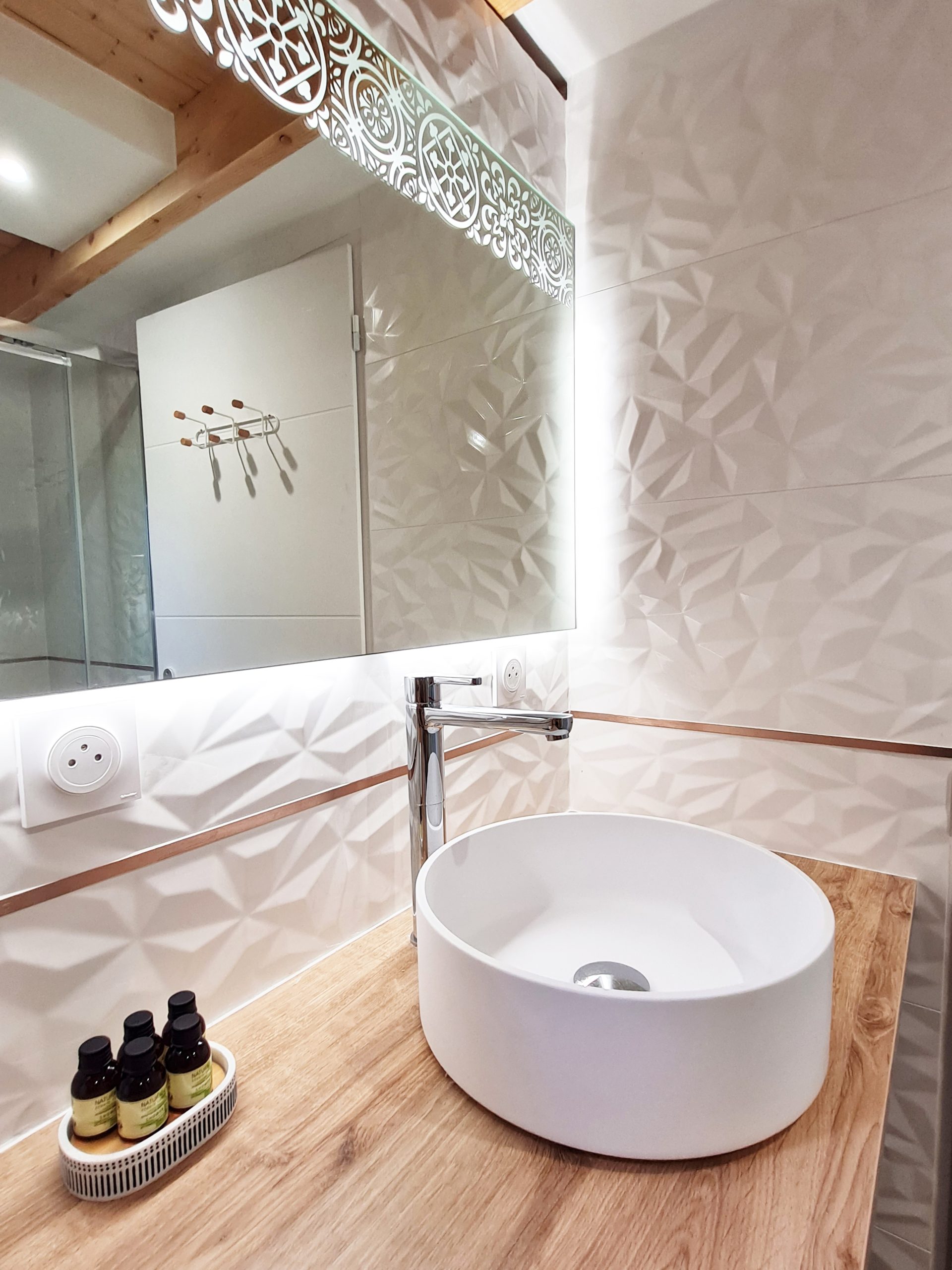 Cabane l'Enchantée - Salle d'eau Hébergement insolite en Bourgogne-Franche-Comté avec salle de bain moderne et élégante.