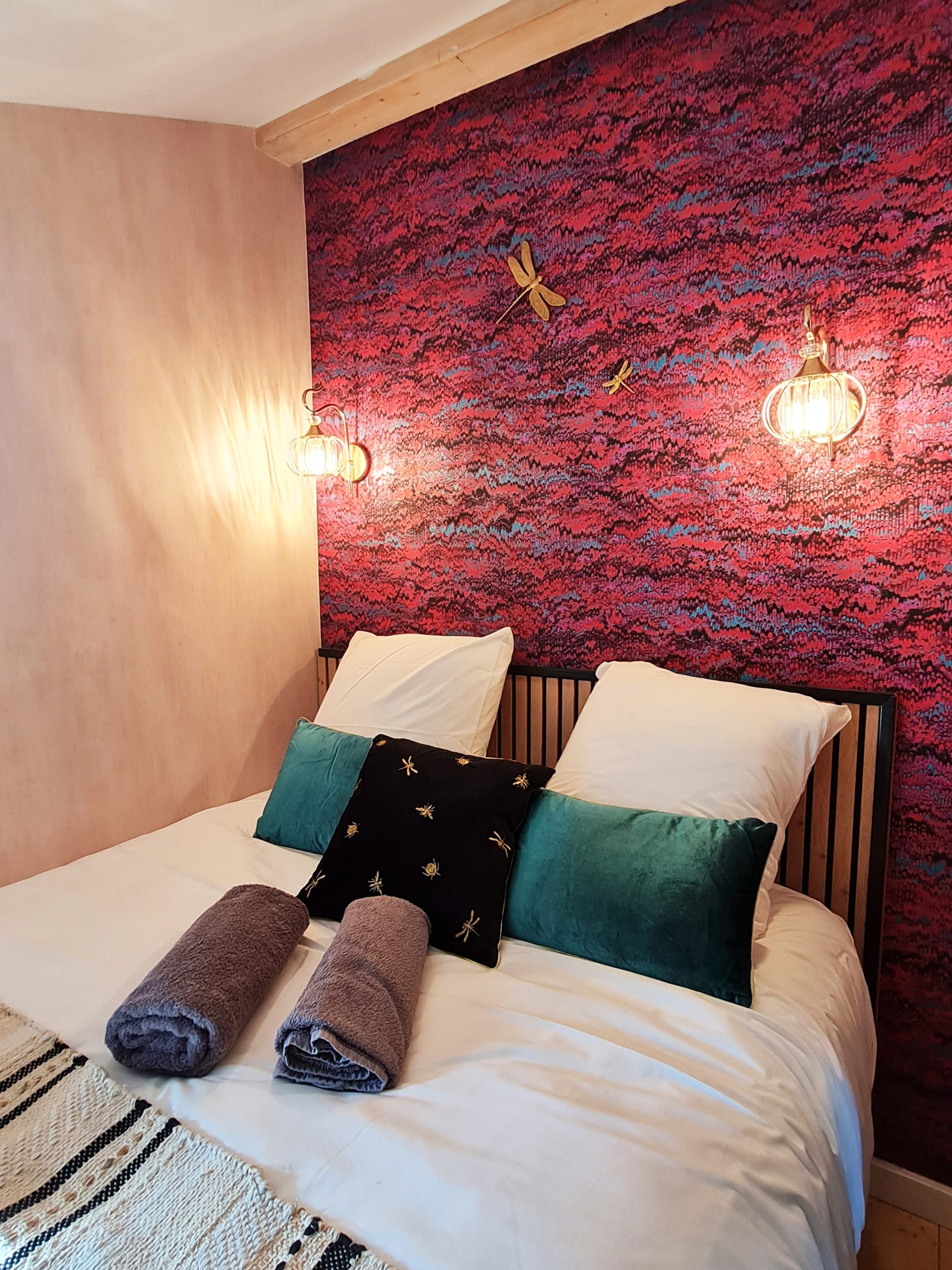 Cabane l'Enchantée - chambre lit double 2 Chambre cocooning dans un hébergement insolite, mur coloré et luminaires élégants.