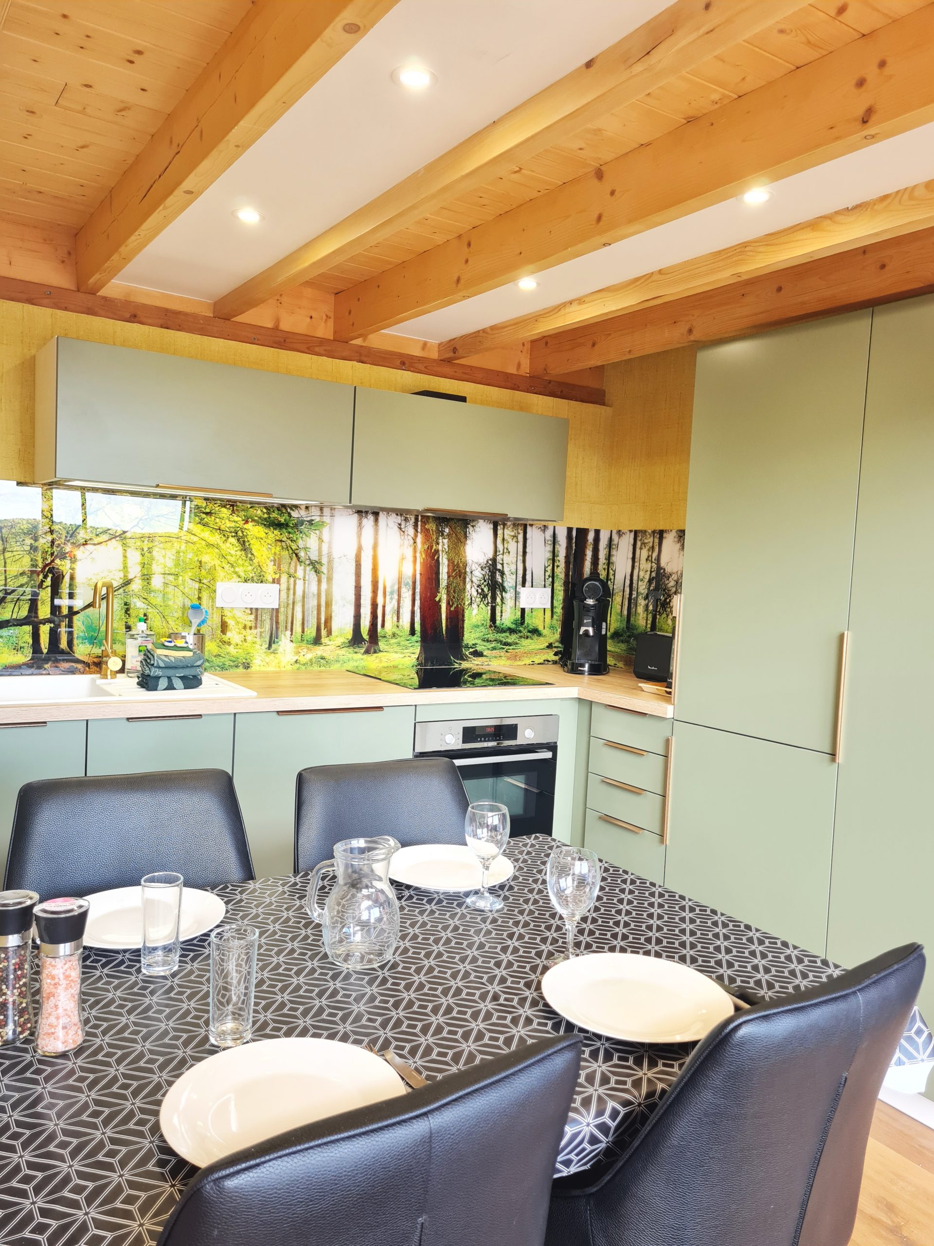 Cabane l'Enchantée - cuisine Hébergement insolite en Bourgogne-Franche-Comté, cuisine moderne avec vue sur la forêt.