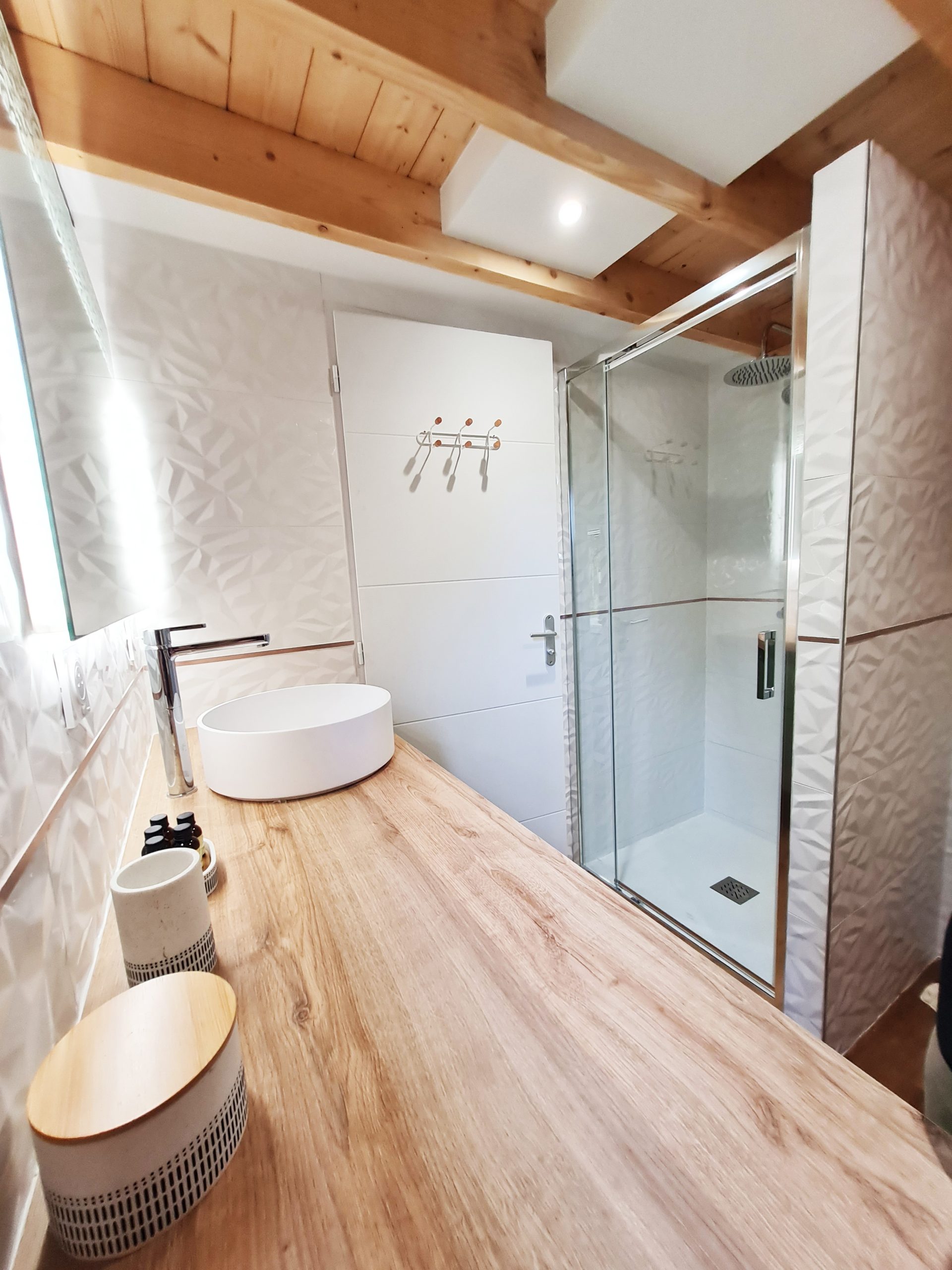 Cabane l'Enchantée - salle d'eau douche Salle de bain moderne dun hébergement insolite en Bourgogne-Franche-Comté, avec douche vitrée.