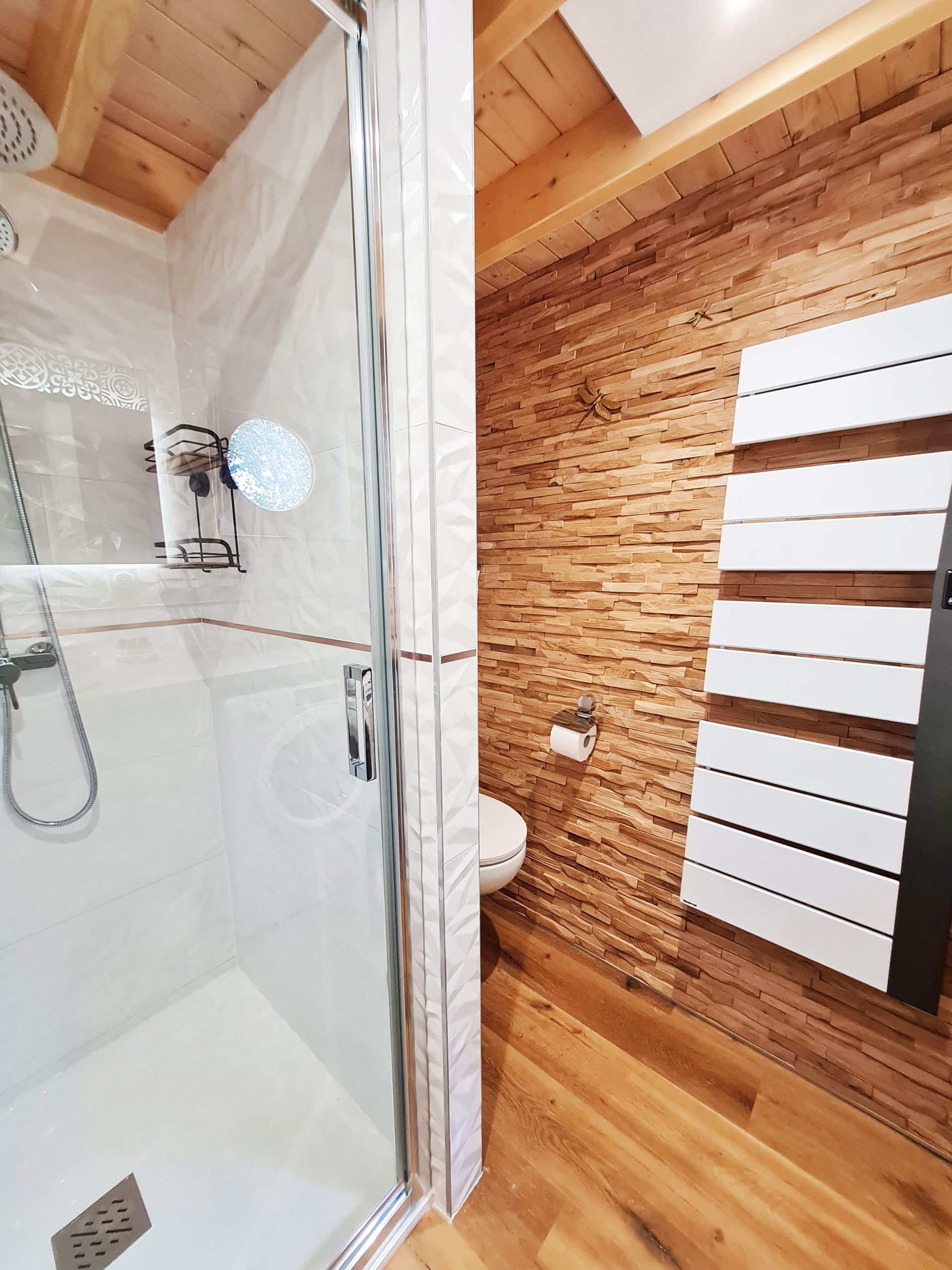 Cabane l'Enchantée - wc Salle de bain moderne dun hébergement insolite en Bourgogne-Franche-Comté, avec douche vitrée.