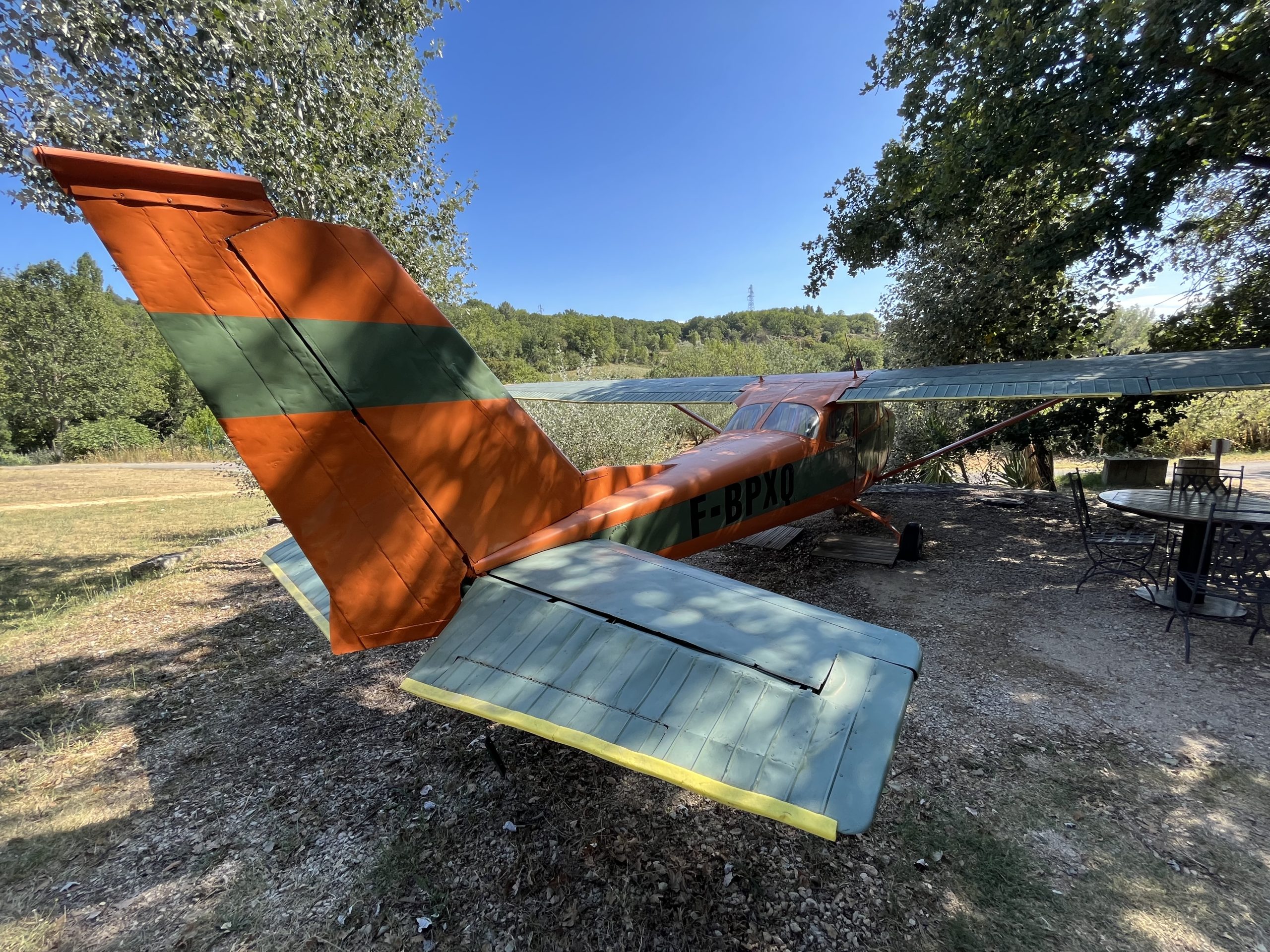avion cessna a barjac 1 aout 2023 Hébergement insolite dans un avion coloré, entouré de verdure en Languedoc-Roussillon.