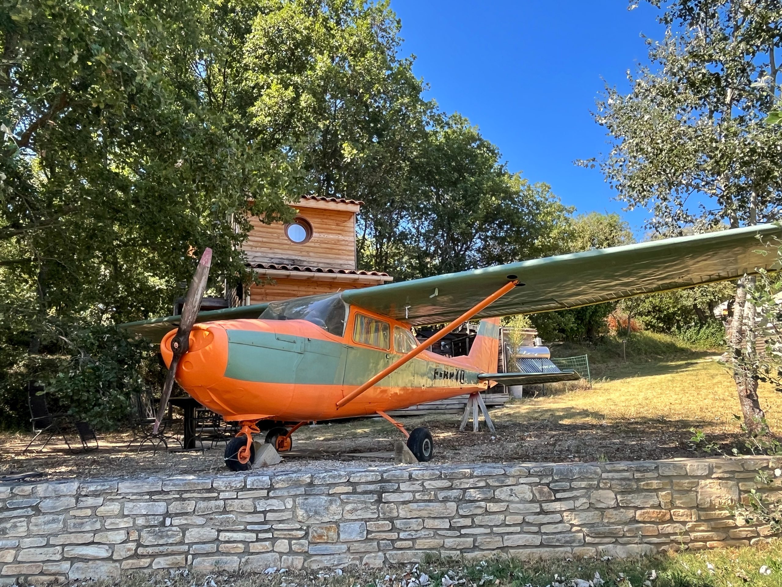avion cessna a barjac 4 aout 2023 Hébergement insolite : avion coloré transformé en gîte, entouré darbres verdoyants.
