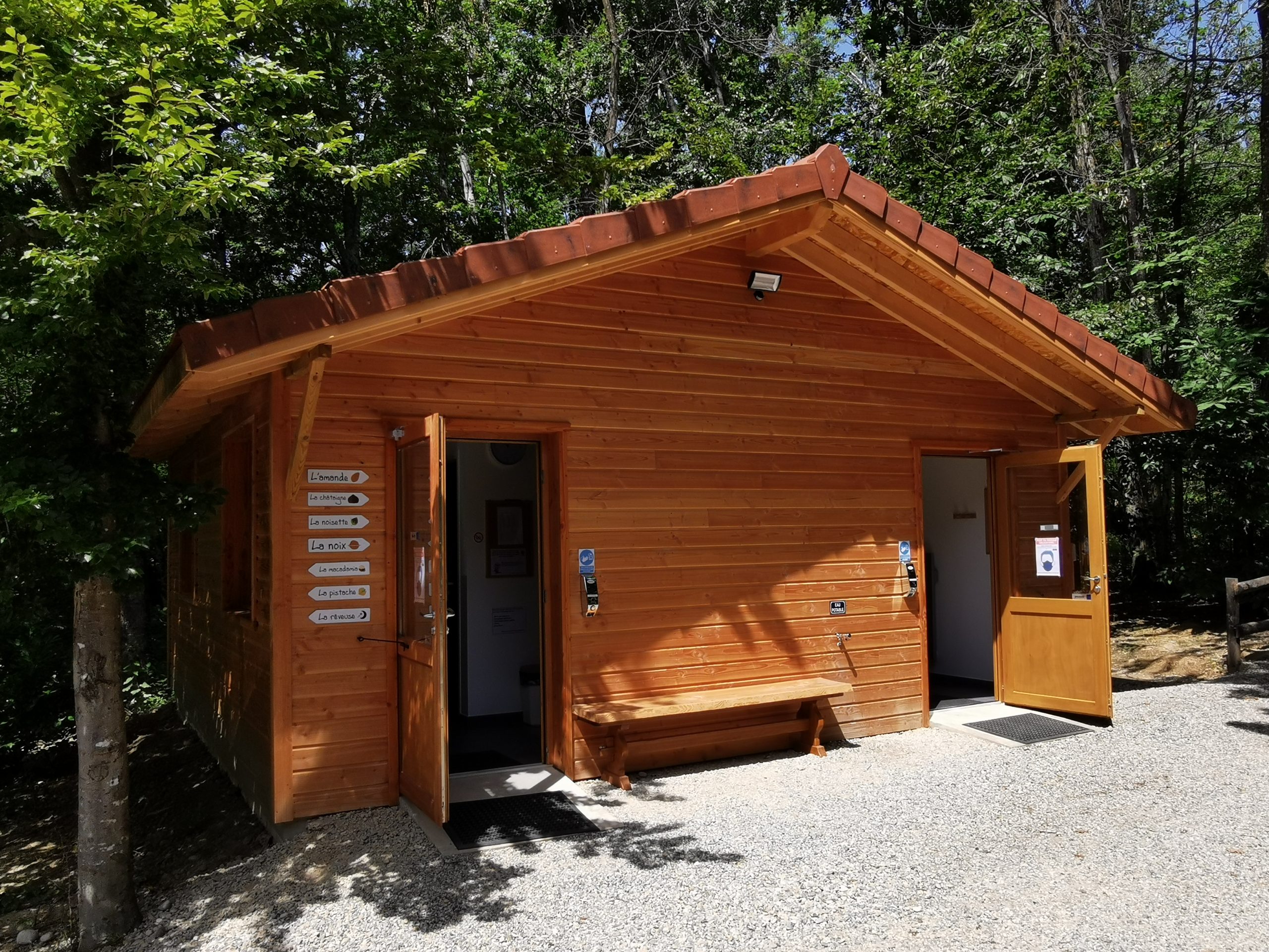 IMG_20210813_125615 Chalet en bois chaleureux, situé en pleine nature en Auvergne-Rhône-Alpes.