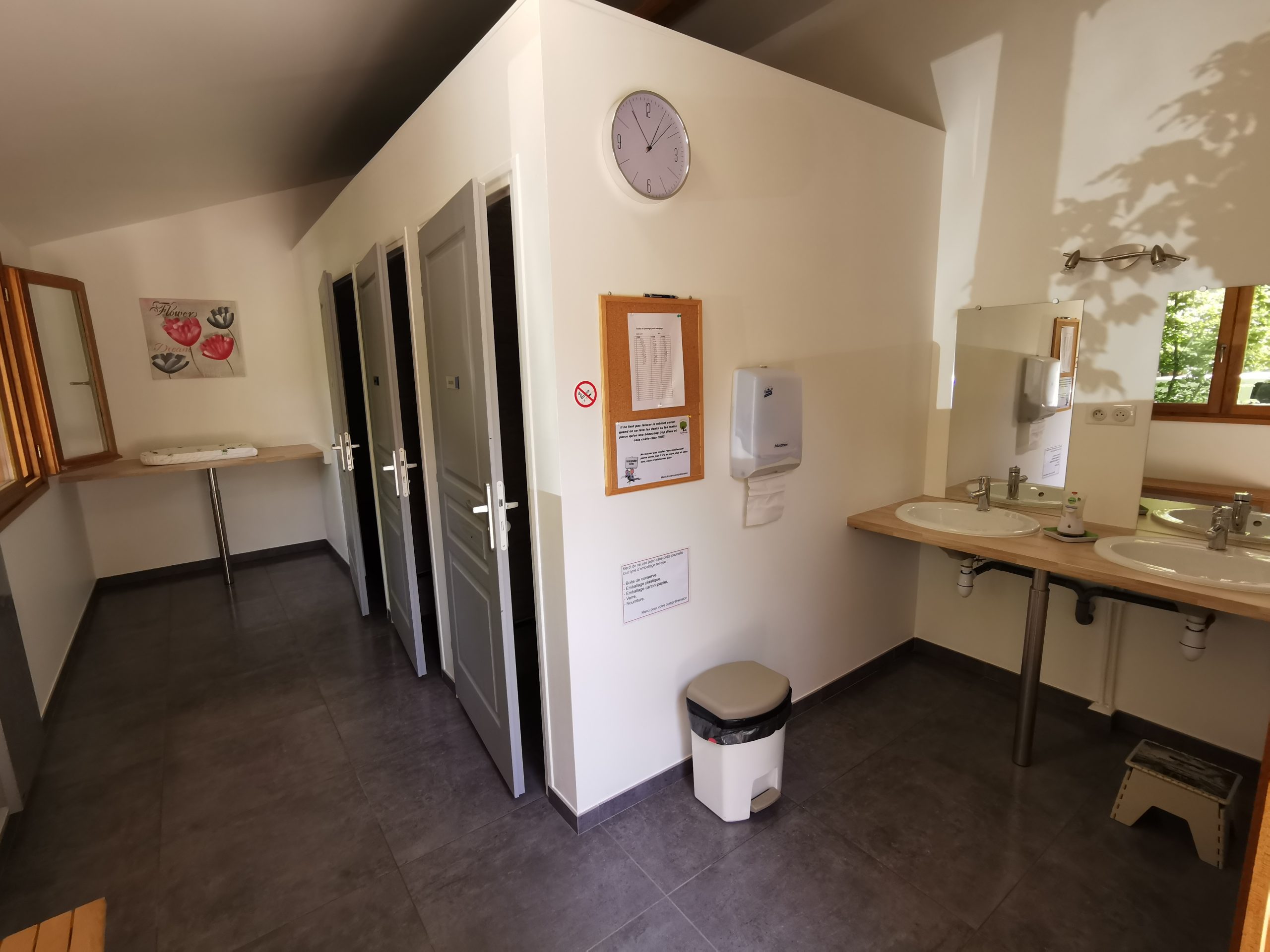 IMG_20210813_125632 Salle de bain moderne dun hébergement insolite en Auvergne-Rhône-Alpes, avec douches.