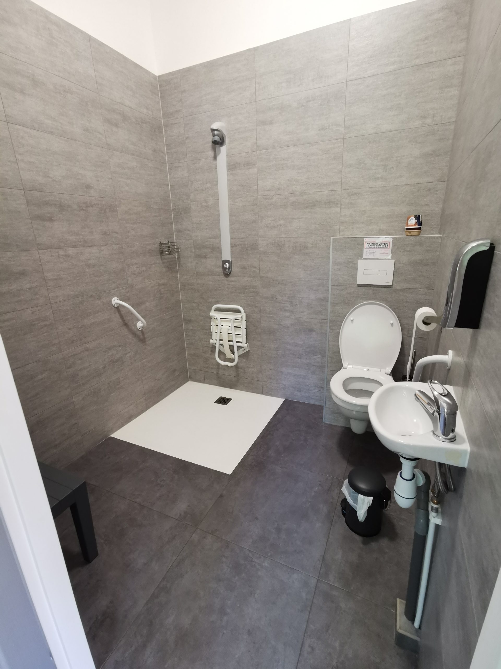 IMG_20210813_125656 Salle de bain accessible dun hébergement insolite en Auvergne-Rhône-Alpes, moderne et spacieuse.