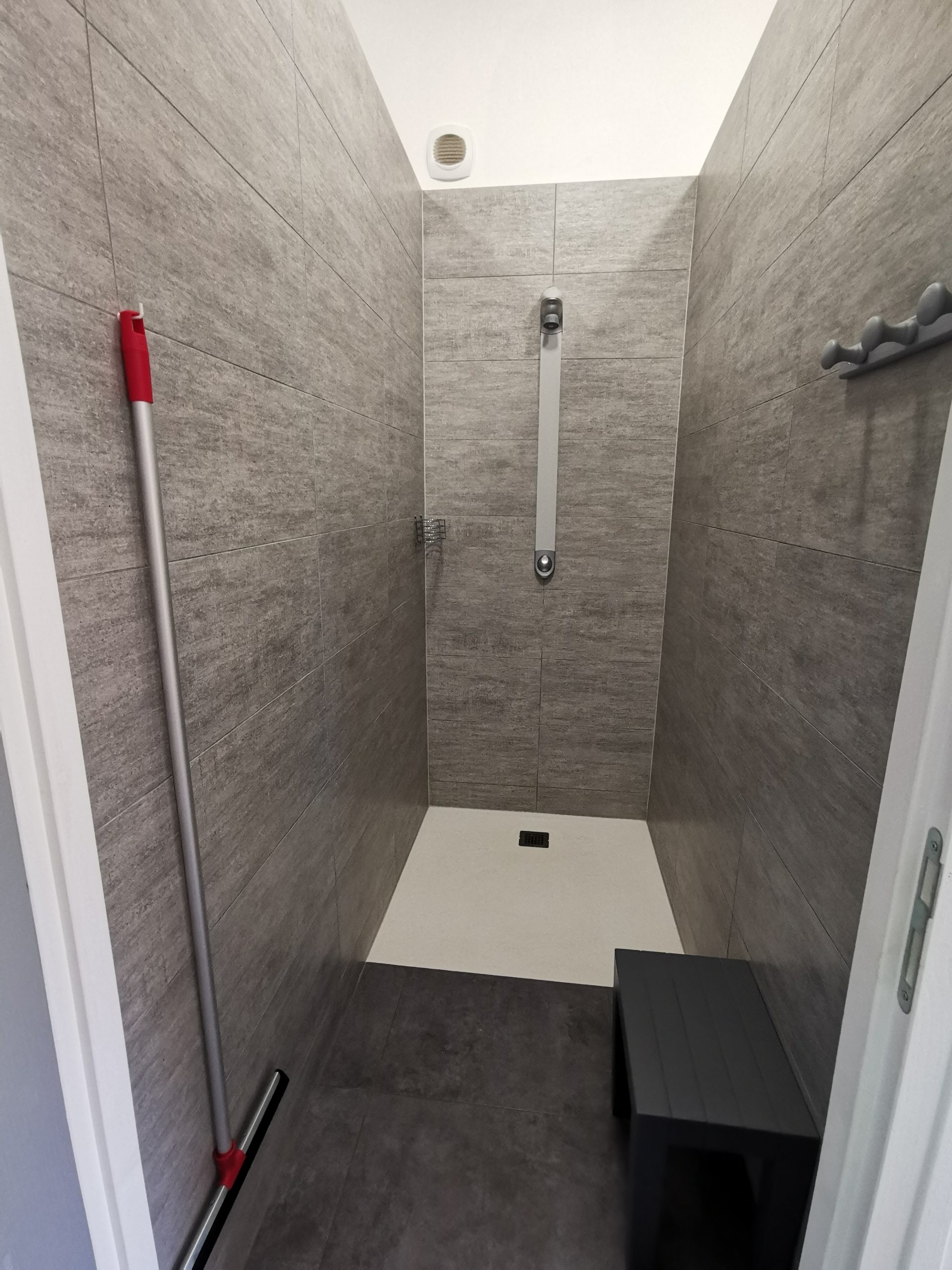 IMG_20210813_125721 Douche spacieuse dun hébergement insolite en Auvergne-Rhône-Alpes, design moderne.